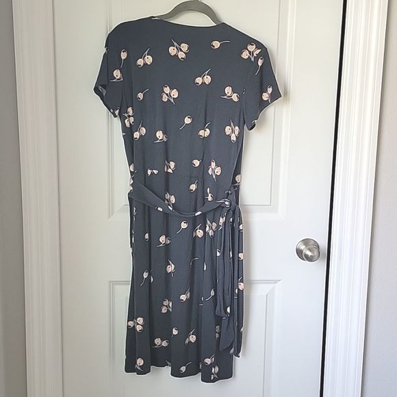 LOFT Gray with Cherries Short Sleeve Wrap Dress with Belt - Size 2 - Picture 2 of 15
